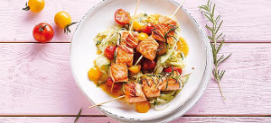 Lachsspieße auf gebratenem Fenchel mit Ofentomaten