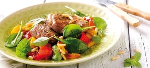 Paprika-Spinatsalat mit Lammmedaillons