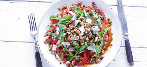 Pilztatar auf Rucola-Tomatensalat