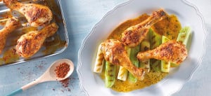 Scharfe Hähnchenkeulen mit gegrilltem Lauch in Tomatendressing