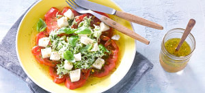 Sellerie-Zucchinisalat mit Tomaten und Mozzarella