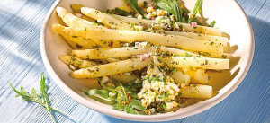 Spargel in Kräuterdressing mit Ei und Rucola