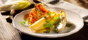 Süßkartoffelpüree mit Kürbiskernen und gebratenem Chicorée