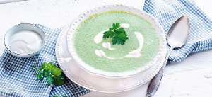 Suppe von dicken Bohnen und Petersilie mit Schmand