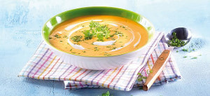 Suppe von jungen Möhren mit Sauerrahm