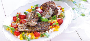 Thunfisch in der Pfefferkruste auf weißen Bohnen