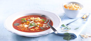 Tomaten-Paprikasuppe mit Mandeln und Ei