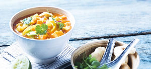 Vegane scharf-saure Tomatensuppe mit Tofu