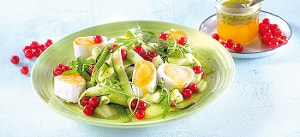 Zucchini-Johannisbeersalat mit Ziegenkäse