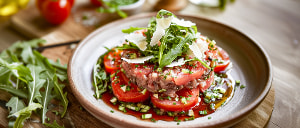 Pilztatar auf Rucola-Tomatensalat