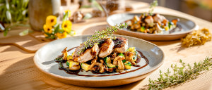 Putenmedaillon auf Pfifferling-Gem&uuml;se mit Thymianso&szlig;e