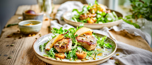 Schweinemedaillon und gebratene Birne auf Rucolasalat