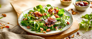 Feldsalat mit Bratapfelscheiben und karamellisierten N&uuml;ssen