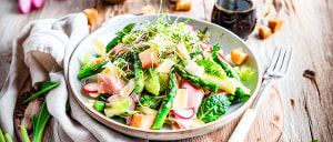 Fr&uuml;hlingssalat mit Spargel, K&auml;se und Schinken