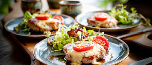 &Uuml;berbackenes Kalbsschnitzel mit Gorgonzola und buntem Blattsalat