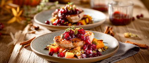 Putenmedaillons mit Cranberrysauce auf Gew&uuml;rzk&uuml;rbis