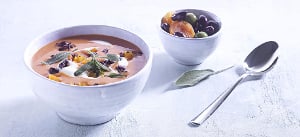 Tomatencremesuppe mit Oliven, getrockneten Aprikosen und Salbei
