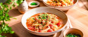 Tomatiger Eintopf von Chinakohl und Hackfleisch