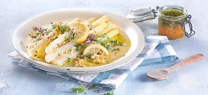 Spargel in warmer Zwiebel-Kräutervinaigrette