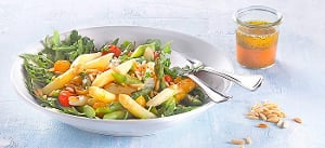 Spargel-Rucola-Salat mit Ofentomaten und Pinienkernen