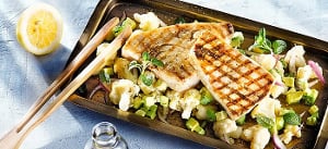 Gegrillter Schwertfisch mit Blumenkohlsalat in Avocado-Zwiebelvinaigrette