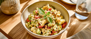 Salat von gegrilltem Blumenkohl in Avocado-Tomatenvinaigrette