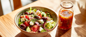 Griechischer Salat mit viel Dill und Tomatendressing