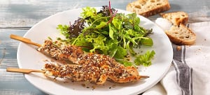 Hähnchenbrustspieße im Samen-Mix-Mantel mit sommerlichen Blattsalaten
