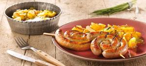 Bärlauchbratwurst mit karamellisiertem Zwiebel-Kartoffelsalat