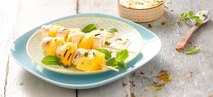 Bananen-Mangospieße mit Pistazien-Honig-Joghurt