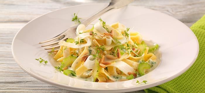 Bandnudeln mit Spargel in Parmesan-Kräutersoße | GEFRO