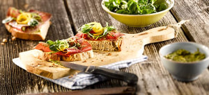 Bauernbrot mit Bündnerfleisch in Pestomarinade