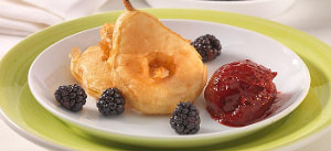 Birnenkrapfen mit Honig-Brombeereis