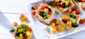 Blätterteigtörtchen mit Schafskäse und marinierten Tomaten