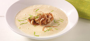 Blumenkohlcremesuppe mit Schnittlauch und Makrelen-Croûtons
