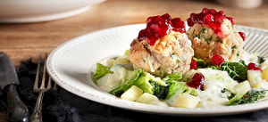 Brezenknödel auf herbstlichem Wirsing-Kartoffelgemüse