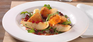 Camembertecken in Haselnusskruste mit gebratenen Birnen