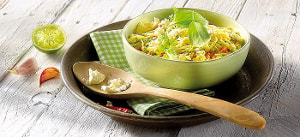 Chili-Kräuternudeln mit Feta im Limettensud