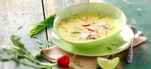 Cremige Paprikasuppe mit Rhabarber