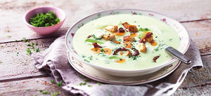 Cremige Wurzelgemüsesuppe mit Huhn und Speck