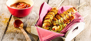 Curry-Knusperwürstchen am Stiel