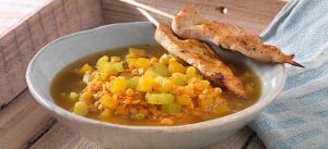 Curry-Linsensuppe mit Hühnerspießen