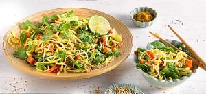 Curry-Nudelsalat mit Koriander und Minze