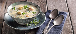 Erbsen-Lauchsuppe mit Speckklößchen