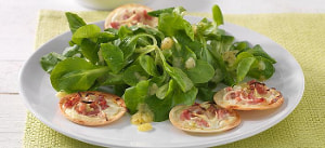 Feldsalat mit Kartoffeldressing und Mini-Flammkuchen