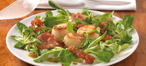 Feldsalat mit gebratenen Jakobsmuscheln und Speck