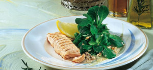 Feldsalat mit Nussvinaigrette und Lachssteak