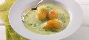 Fenchel-Sauerrahmsüppchen mit Lauchzwiebeln und karamellisierten Kartoffeln