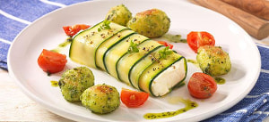 Fetakäse im Zucchinimantel mit Pestokartoffeln