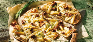 Flammkuchen mit Spargel und Pfifferlingen